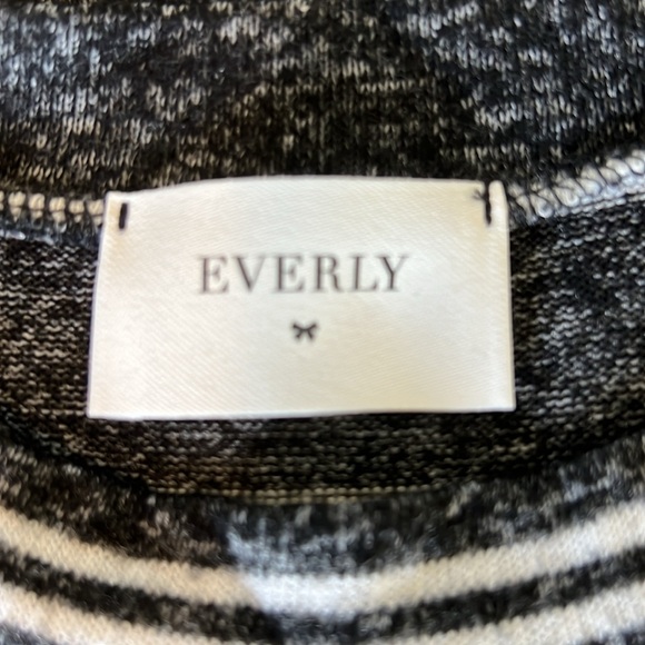 Super soft Everly black/white stripped top size S - Picture 5 of 7